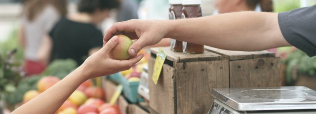 marktkraam fruit geven