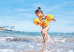 Kind spelen strand