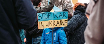 Oekraïne kind protesteren vlag.jpg