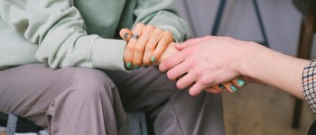 hand troost vriend zitten stockfoto