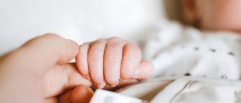 baby kraamzorg kind kindje stockfoto.jpg