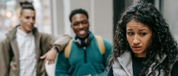 vrouw mannen straat intimidatie pesten stockfoto.jpg