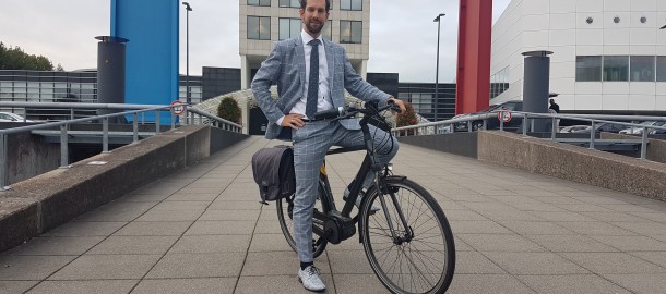 Arne Schaddelee voor het Provinciehuis.jpg