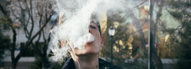 vapen jongere jongen roken rook.jpg