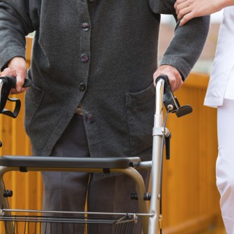Verpleegster en rollator man.jpg