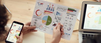 evalueren kijken grafieken vergaderen stockfoto.jpg