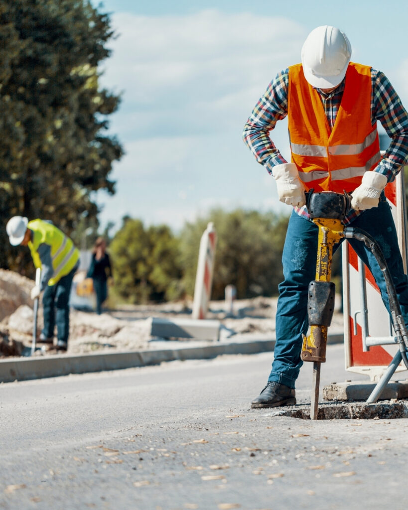 Fietsers en voetgangers langs werkzaamheden